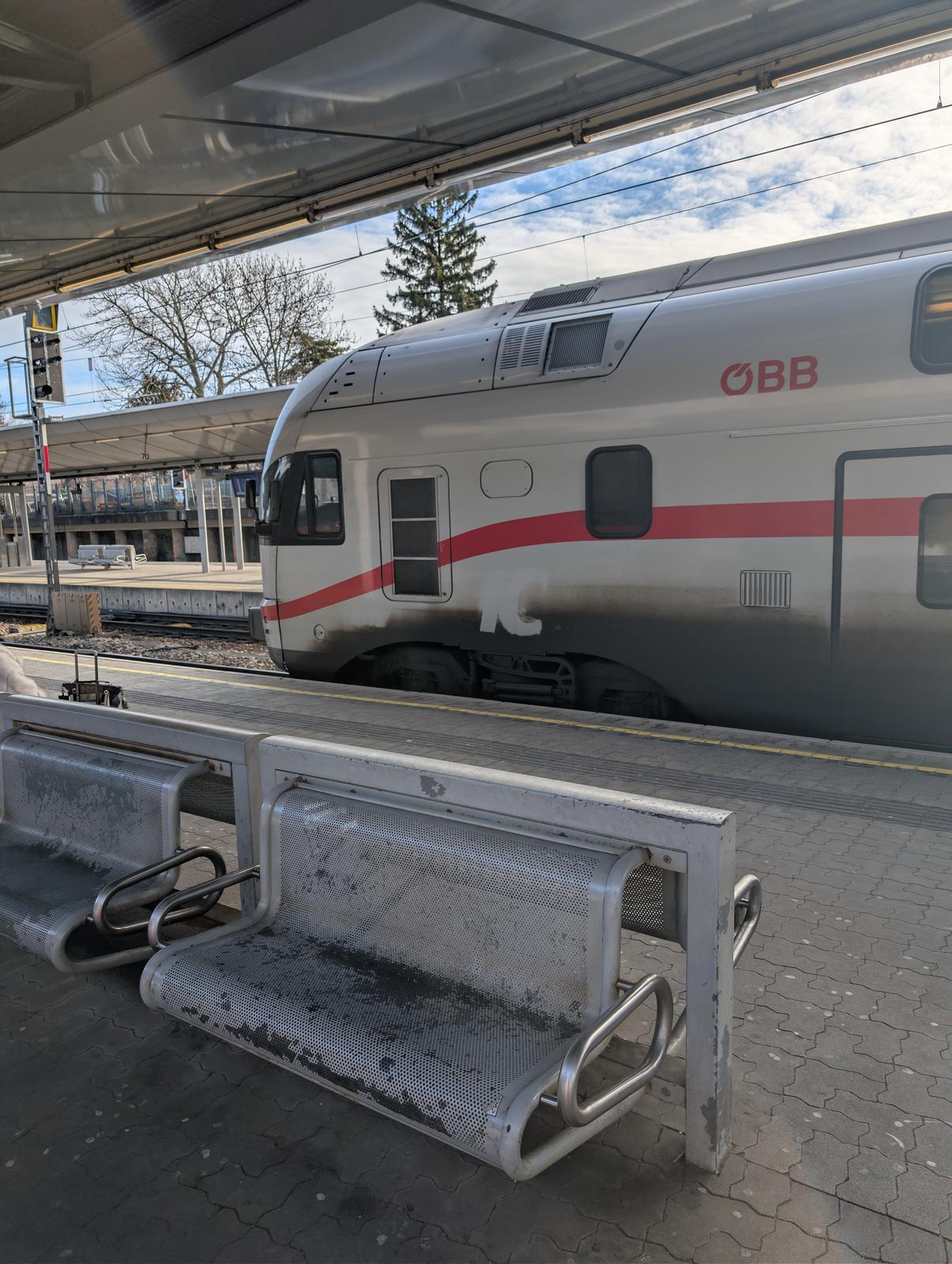 OBB kiss with IC clearly visible in lots of dirt